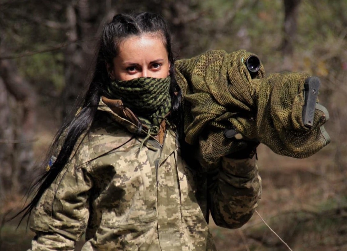 قناصة أوكرانية تقاتل الجنود الروس watanserb.com