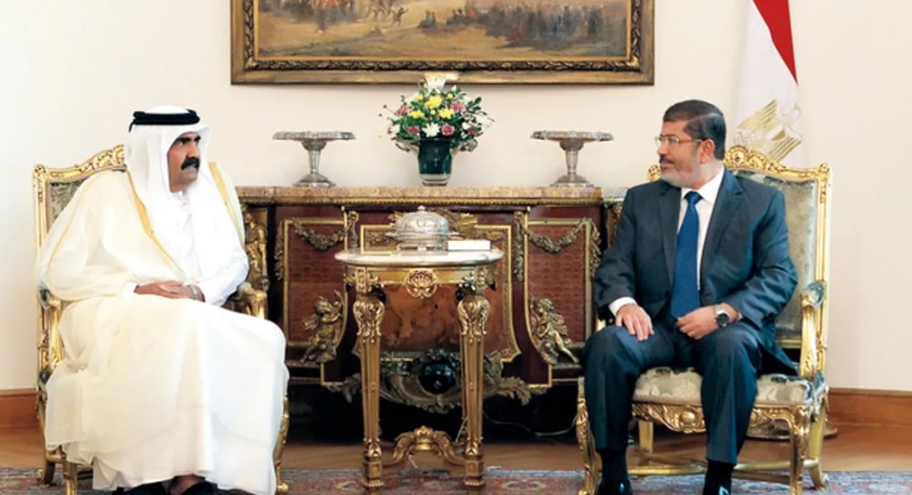 محمد مرسي وأمير قطر السابق حمد بن خليفة