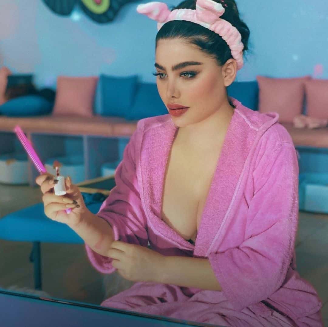 إنجي خوري في صورة تظهر فيه جزء من صدرها