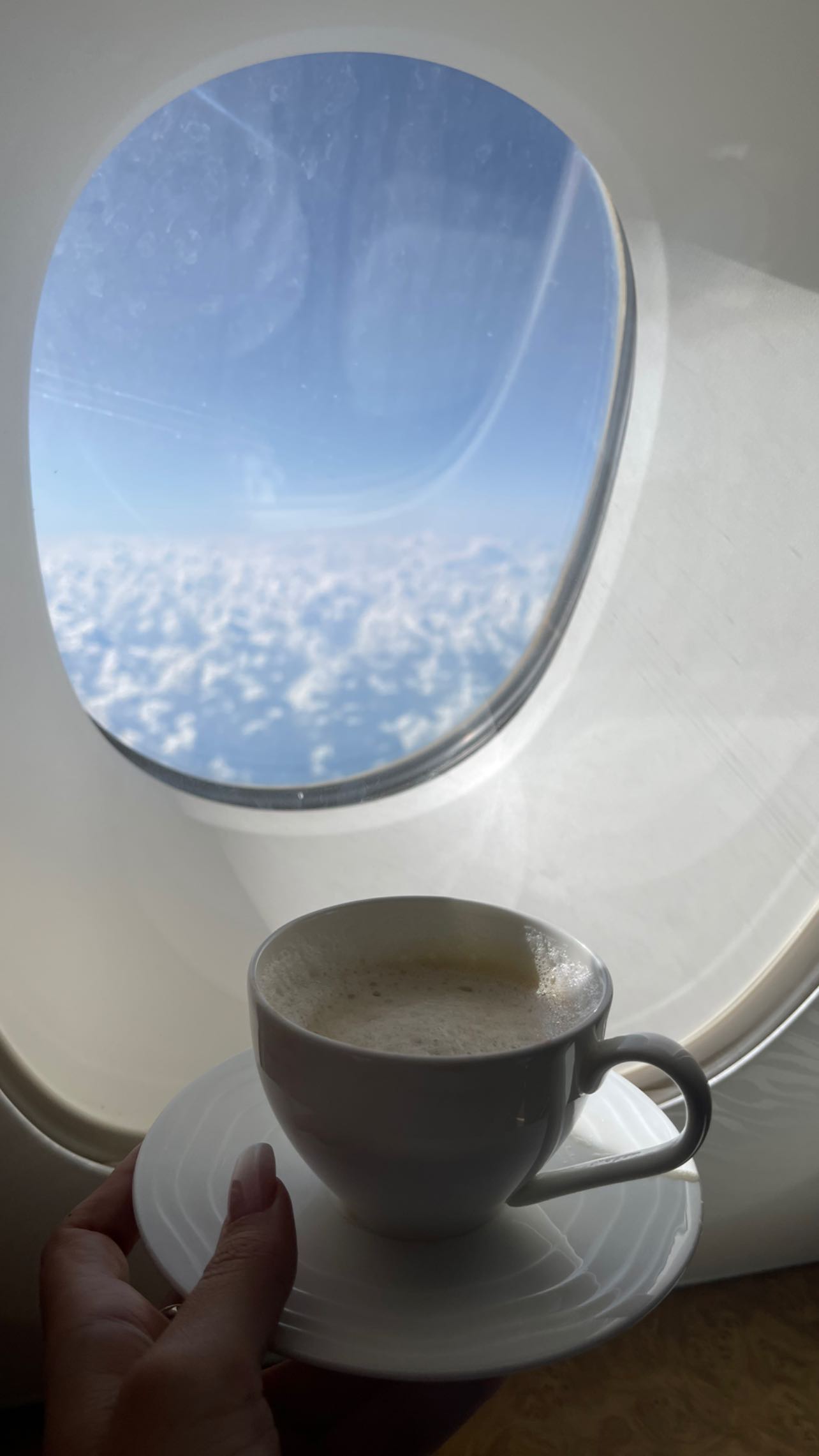 فنجان القهوة داخل الطائرة
