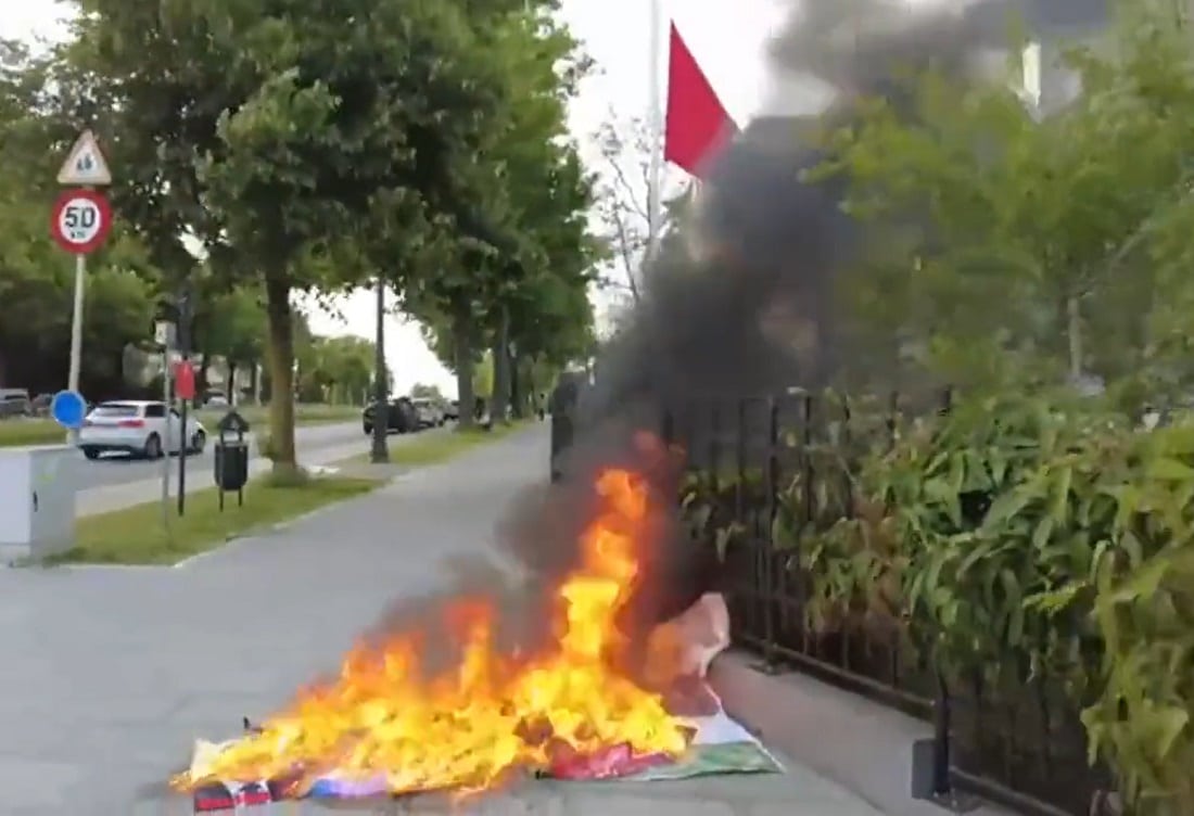 أوكرانيون يحرقون علم الإمارات أمام سفارة أبوظبي في بروكسل watanserb.com