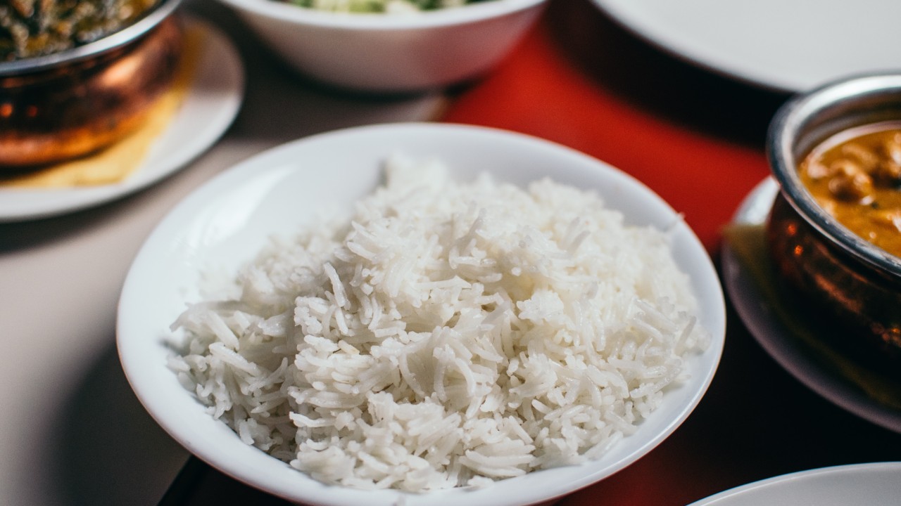 لماذا تناول الأرز المعاد تسخينه أفضل من الأرز المطبوخ طازجاً؟ watanserb.com