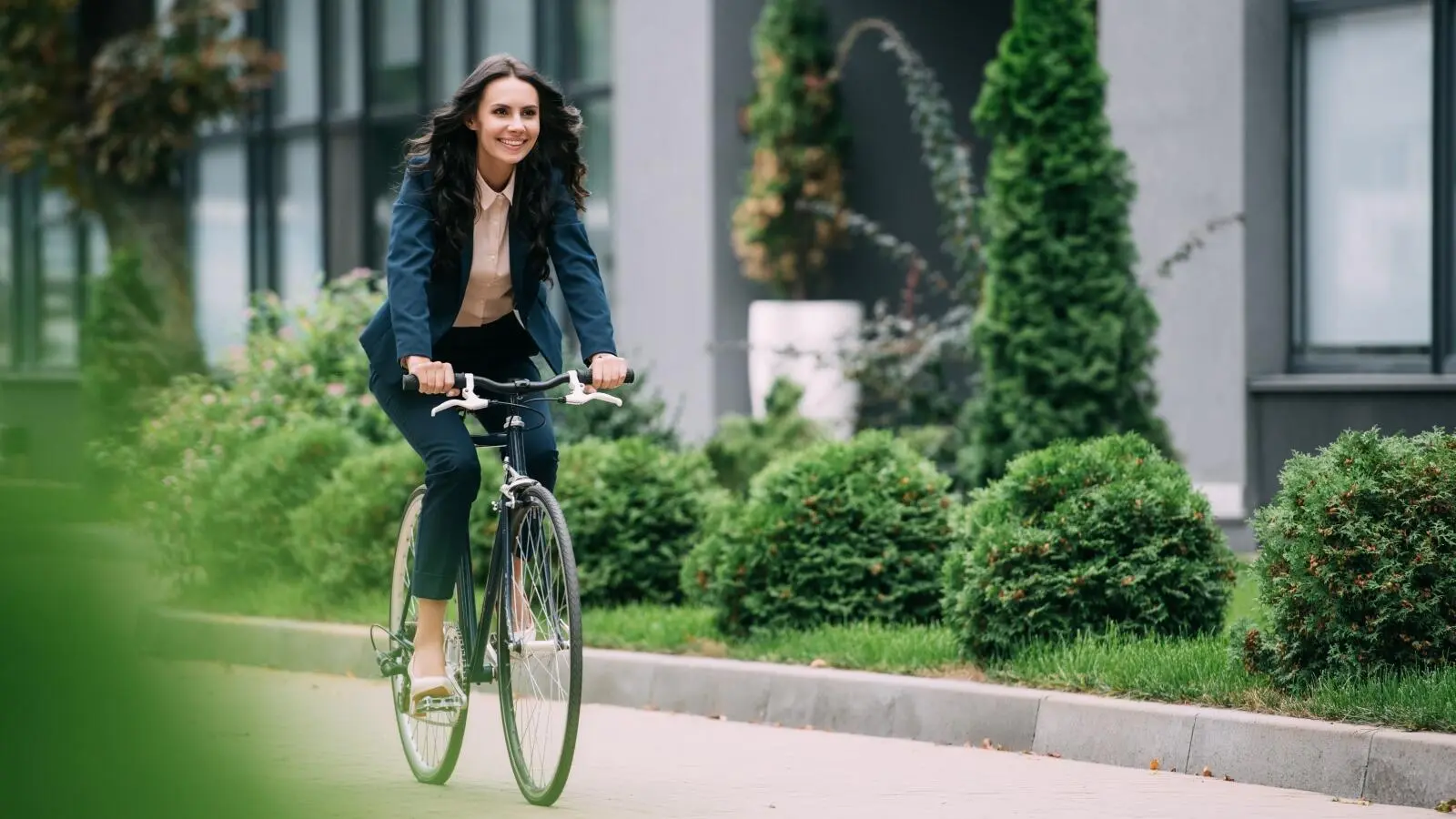 ركوب الدراجة ي وسيلة كثير من سكان الدول الأوربية للوصول إلى أماكن عملهم أو جامعاتهم