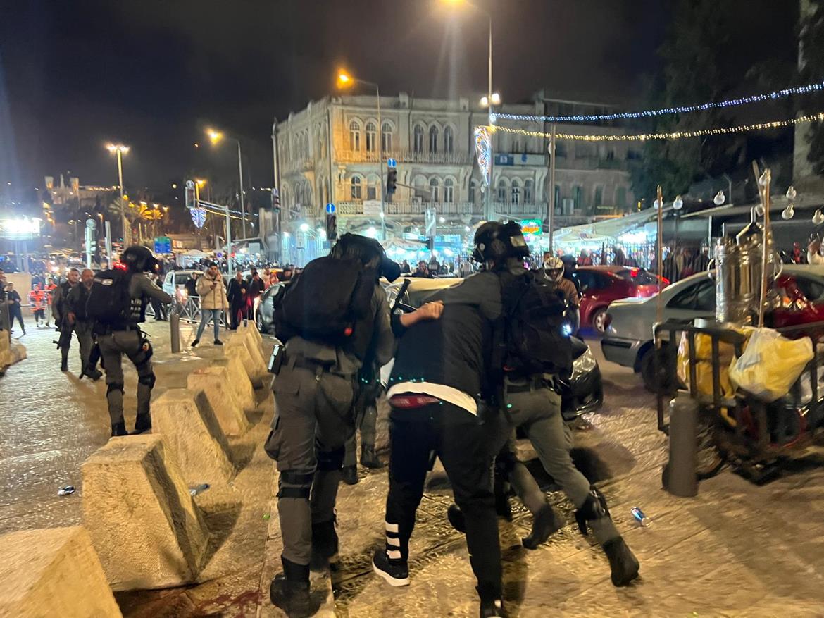 شرطة الاحتلال تعتقل عدد من الشبان في باب العامود بالقدس