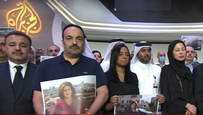 مذيعو الجزيرة يحتجون على اغتيال شيرين أبو عاقلة watanserb.com