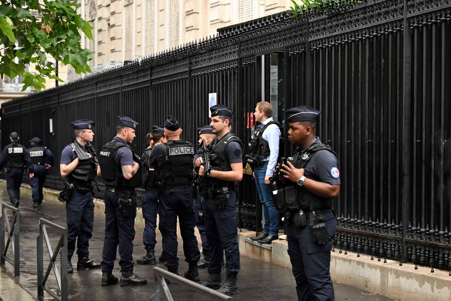 مقتل حارس امن سفارة قطر في باريس watanserb.com