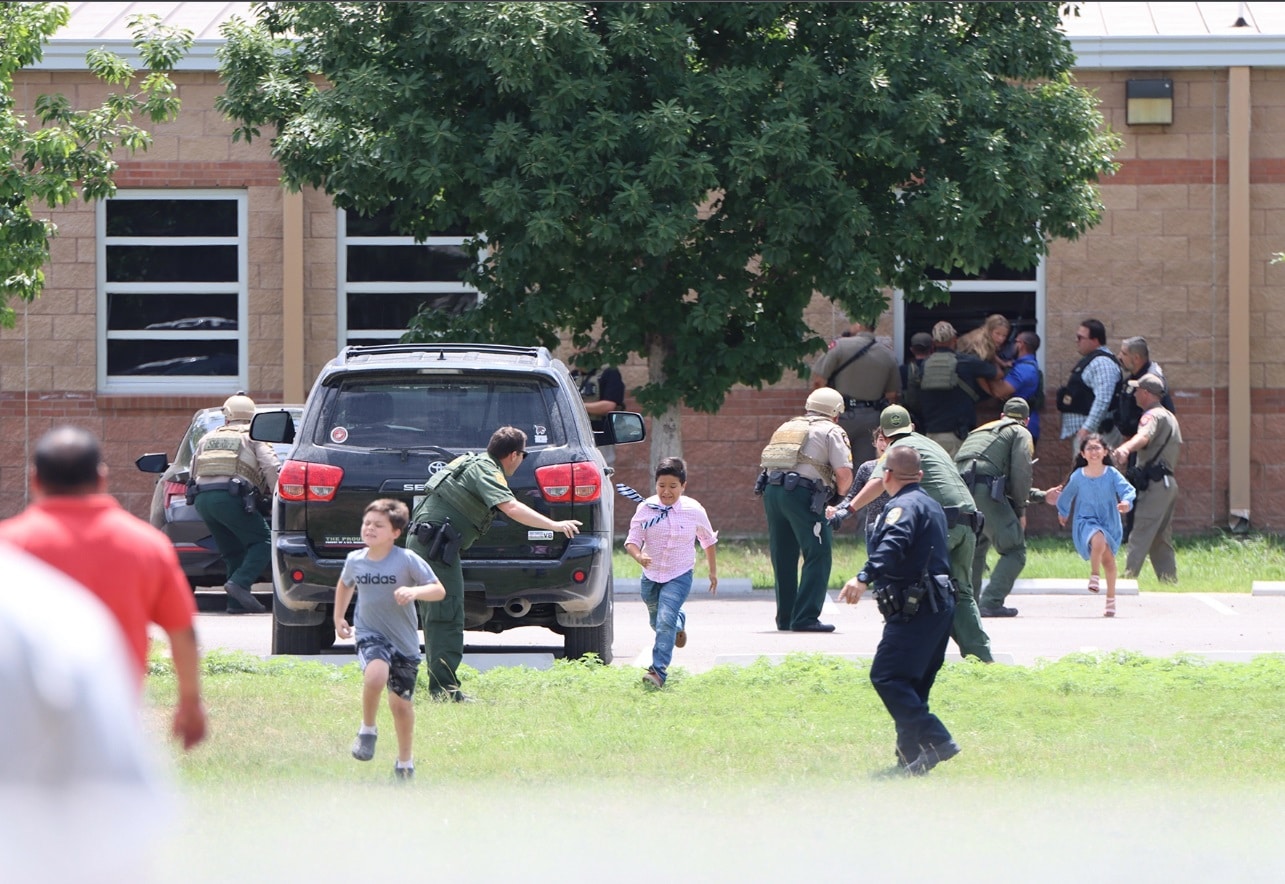 هروب الأطفال مذعورين من منفذ مجزرة تكساس