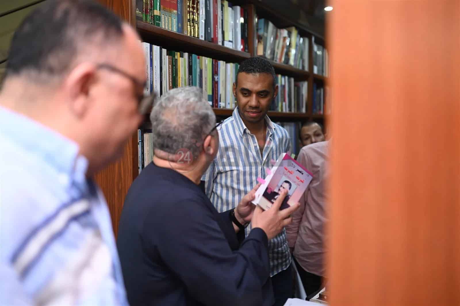 محمود المملوك والكاتب الصحفي إبراهيم عيسى في مكتبته