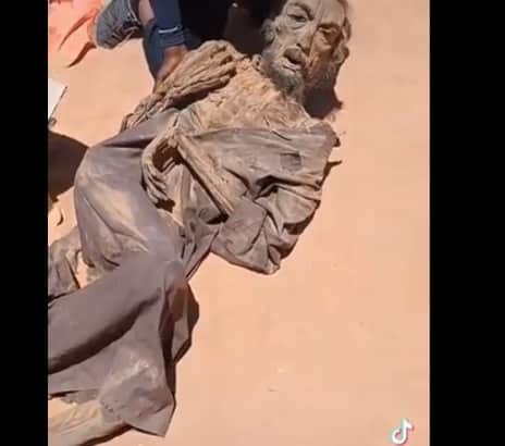 جثة القذافي في صحراء سرت watanserb.com