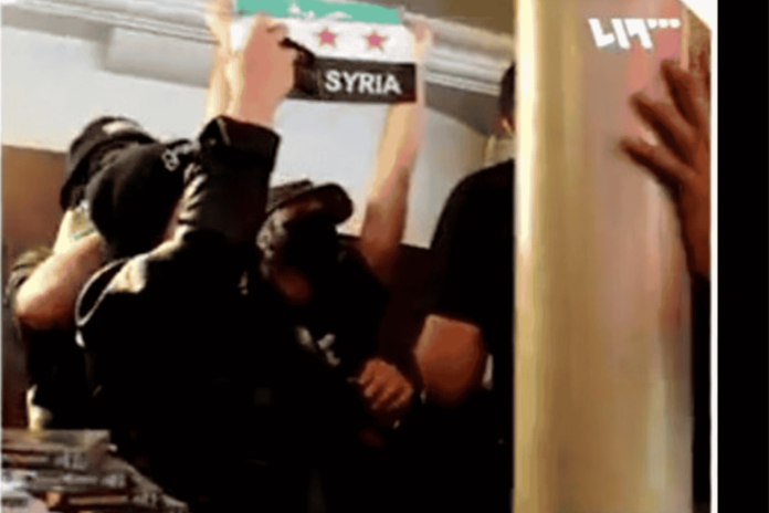 اقتحام سوريون ندوة في باريس watanserb.com