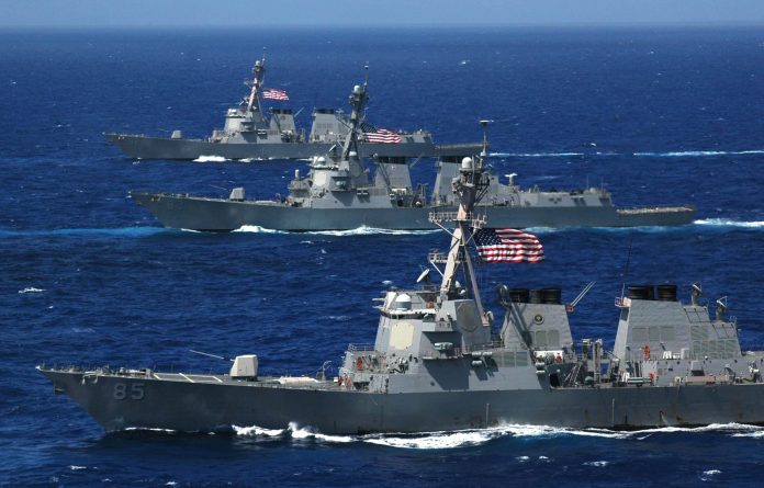 اقتراب زوارق إيرانية من سفنتين امريكيتين watanserb.com