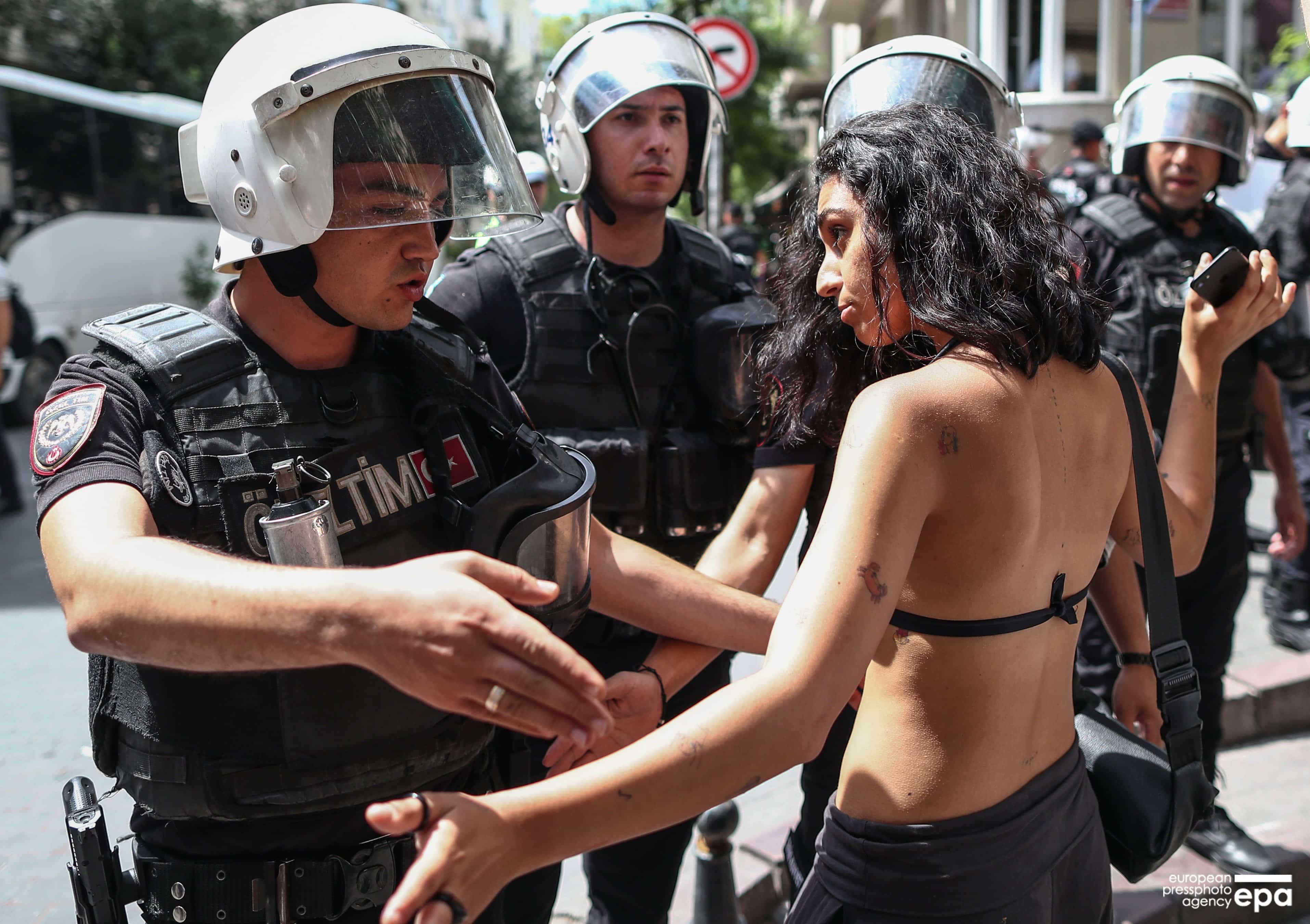 الشرطة التركية تمنع مسيرة المثليين جنسيا