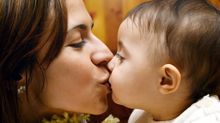 القبلة على الشفاه تبرز المودة والعاطفة التي يكنها الآباء لأطفالهم