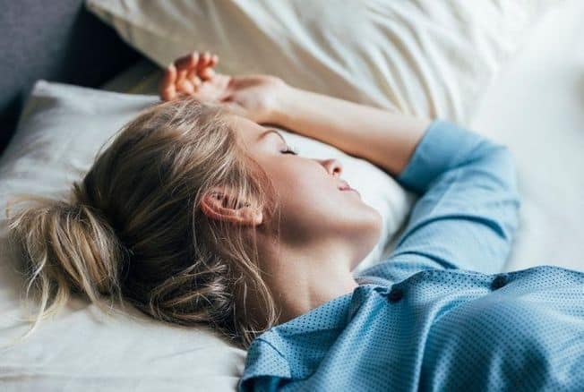 النوم بالبيجاما الحريرية له مزايا عديدة watanserb.com