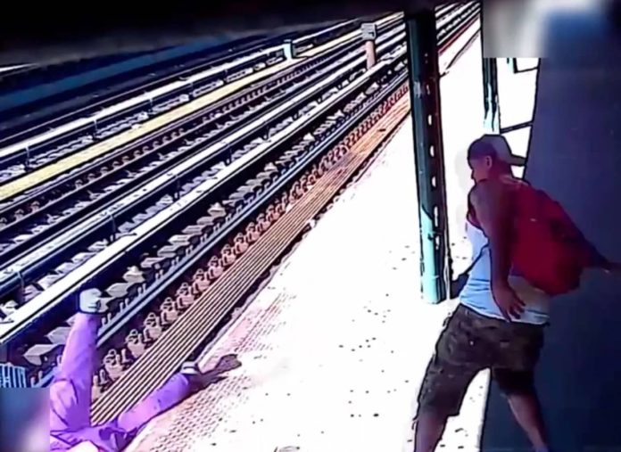 رجل يقذف امرأة على مسارات مترو أنفاق watanserb.com