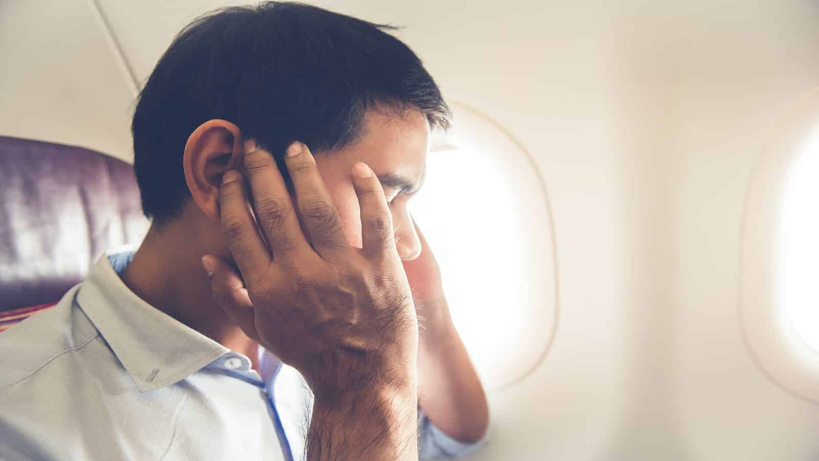 مضيفة طيران تكشف طريقة للتغلب على مشكلة انسداد الأذن في الطائرة watanserb.com