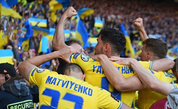 احتفال منتخب أوكرانيا بعد تسجيله الهدف في شباك إسكتلندا watanserb.com
