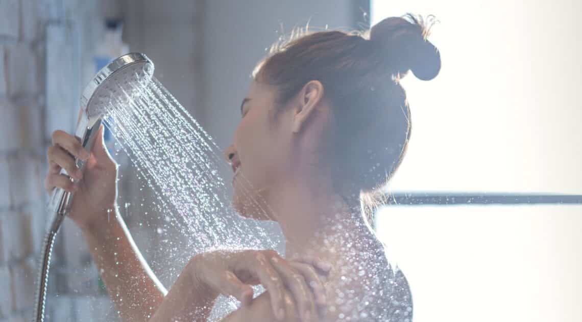 متوسط ​​وقت الاستحمام خمس دقائق، في هذا التوقيت يُستهلك ما لا يقل عن 100 لتر، وهو ما يعادل استهلاك 20 لترًا من الماء في الدقيق