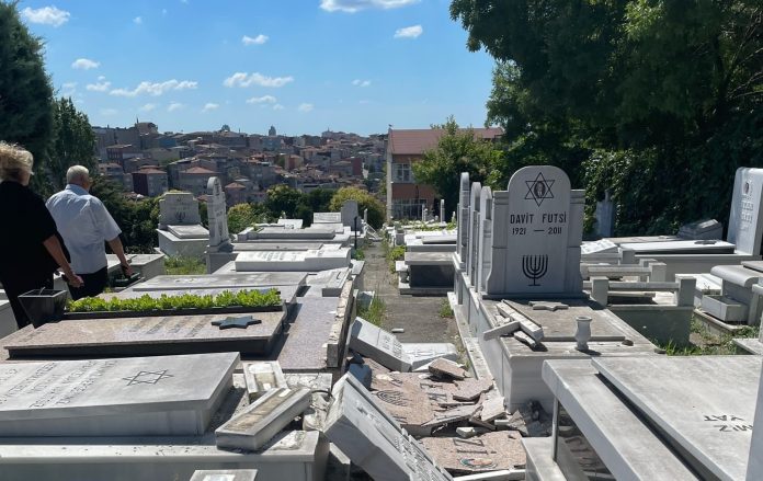 تخريب مقبرة يهودية في تركيا watanserb.com
