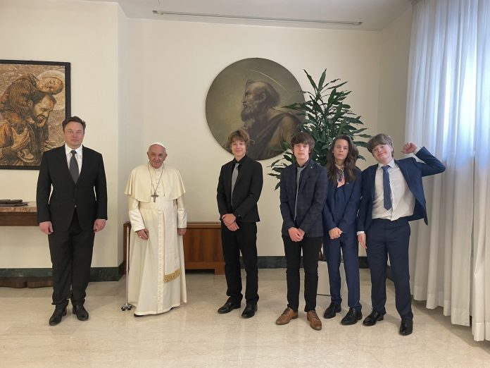 إيلون ماسك وأطفاله مع البابا watanserb.com