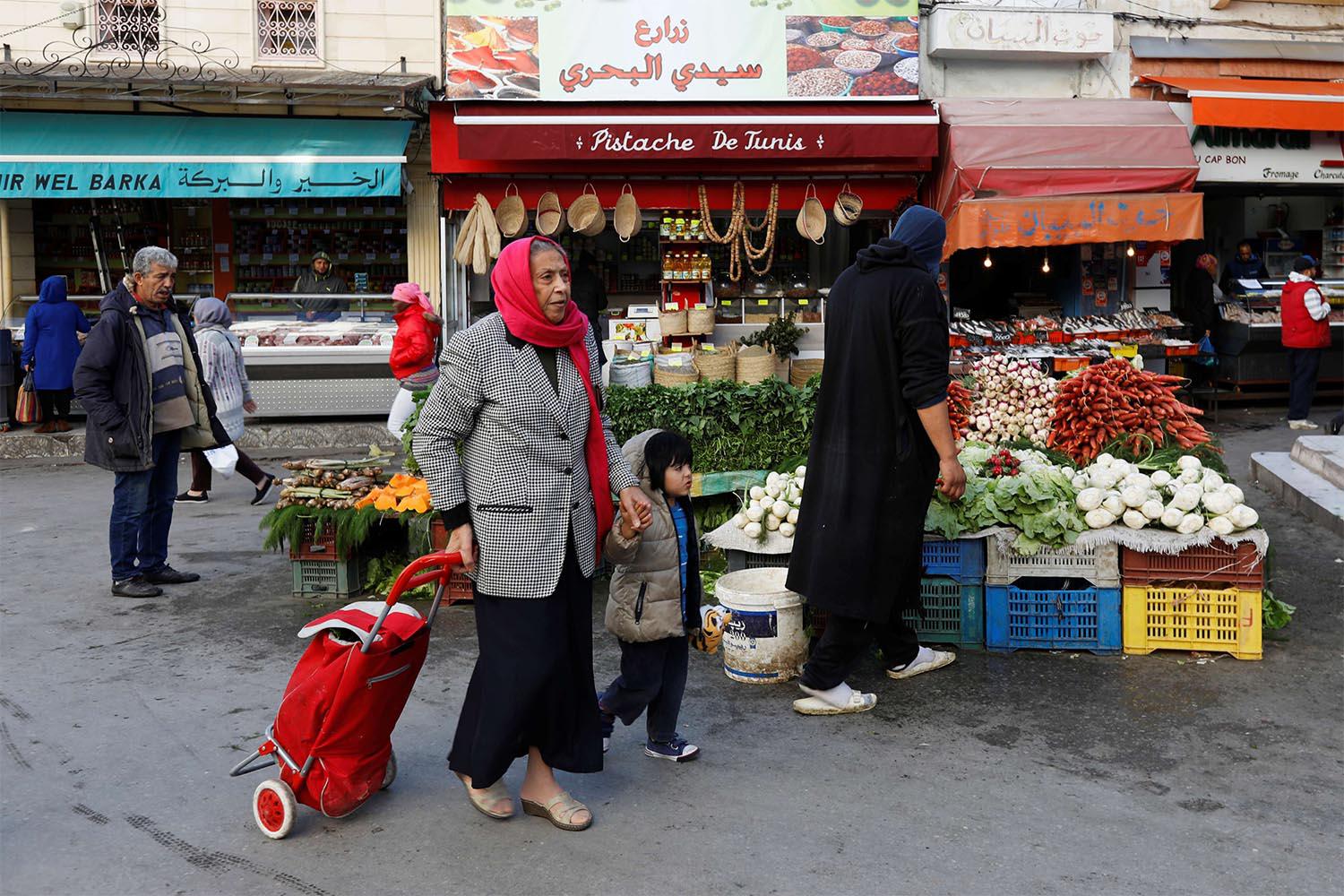 يشتكي تونسيون من ارتفاع الأسعار