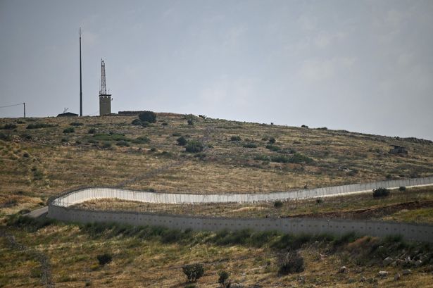  الجدار الخرساني بين تركيا وسوريا بالقرب من بوابة معبر باب الهوى
