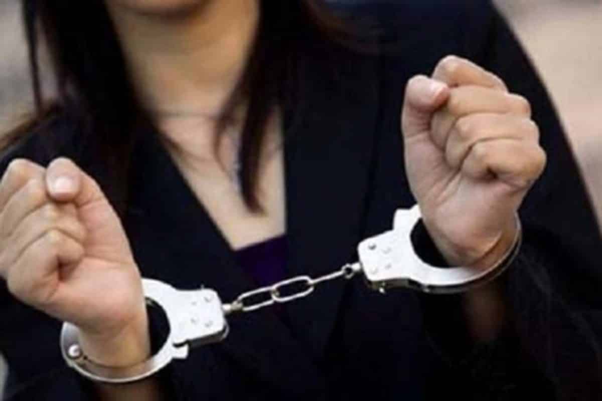 سيدة تحاول أخذ بصمات شقيقتها watanserb.com