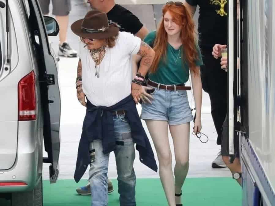 جوني ديب وفتاة بشعر أحمر watanserb.com