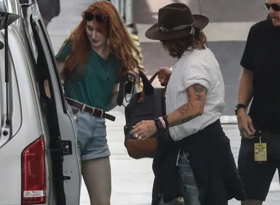 جوني ديب وفتاة بشعر أحمر