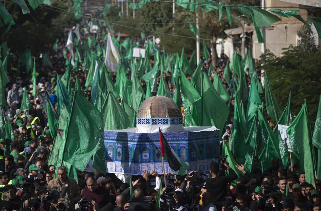 علماء مسلمون ينصحون حماس بمراجعة قرار استعادة العلاقة مع الأسد watanserb.com