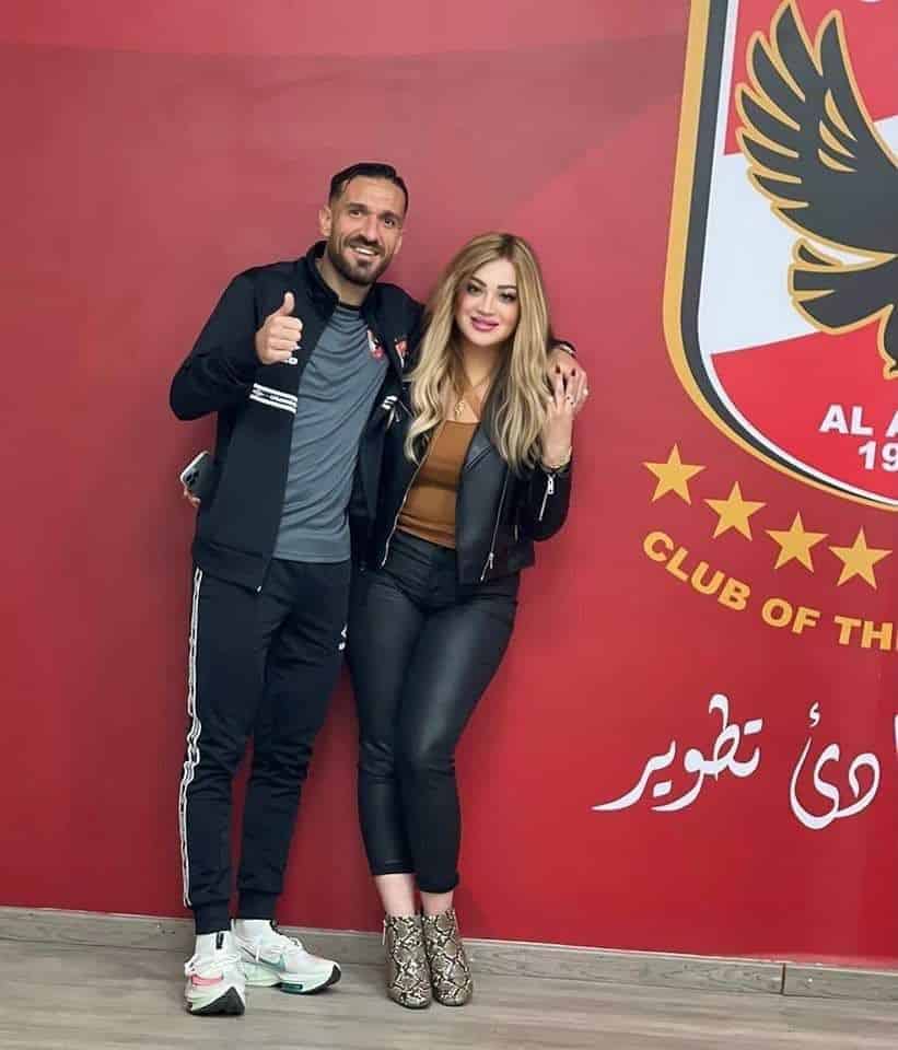علي معلول مع زوجته أثناء تجدد عقده مع الأهلي المصري