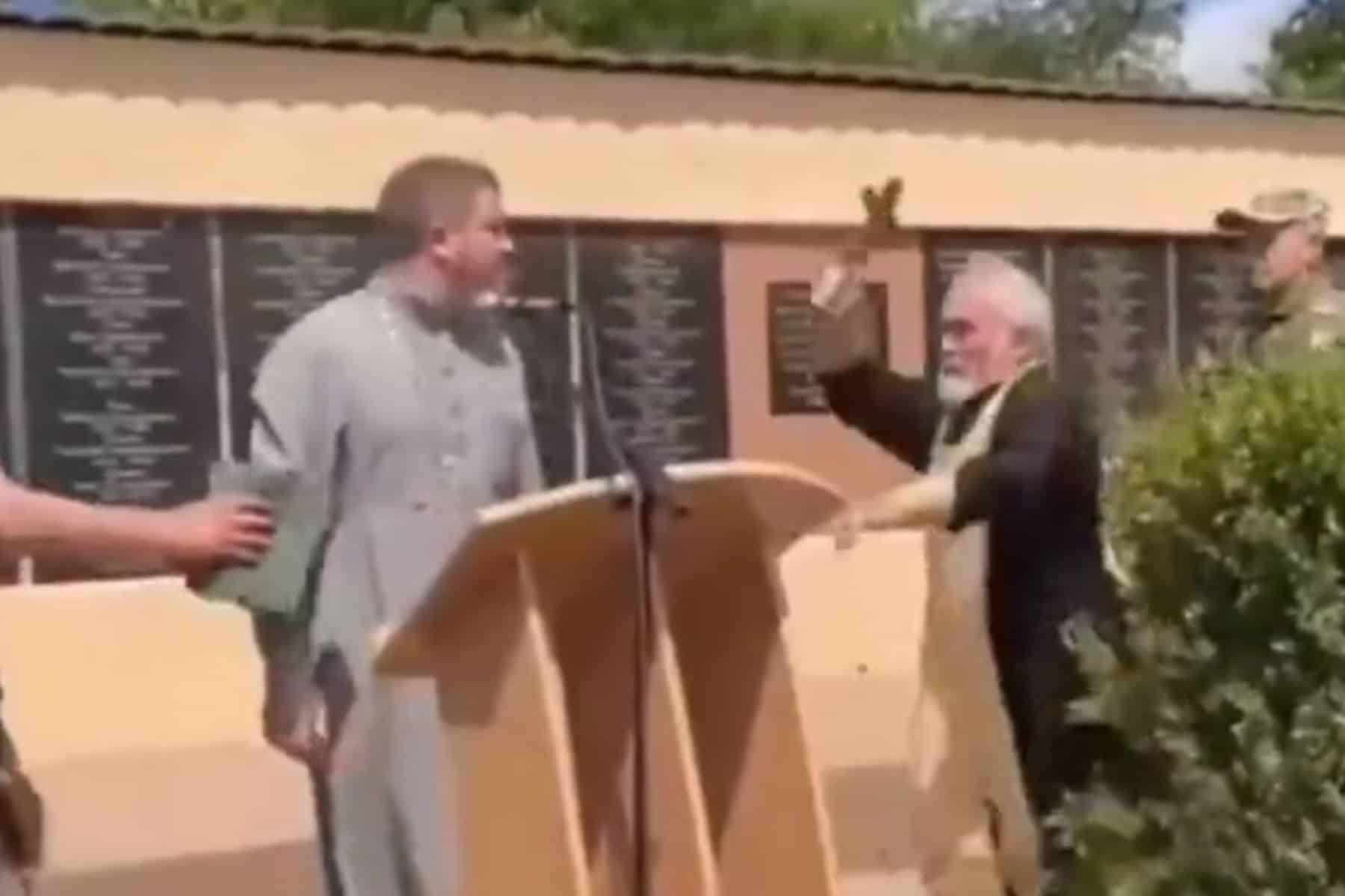 كاهن روسي يهاجم زميله الأوكراني watanserb.com