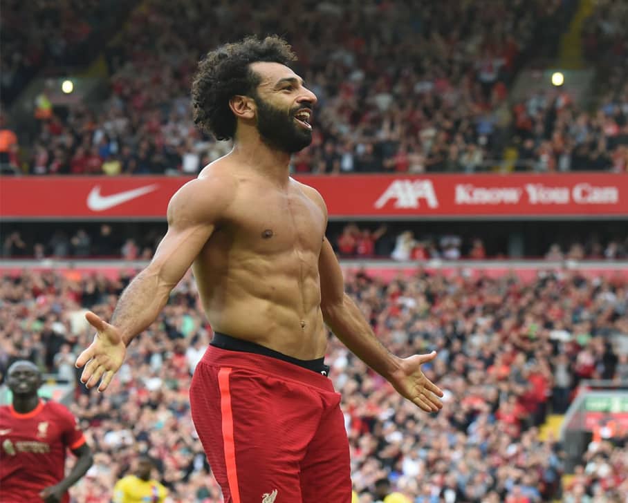 صلاح يستعرض عضلاته وأصدقائه يسخرون منه watanserb.com