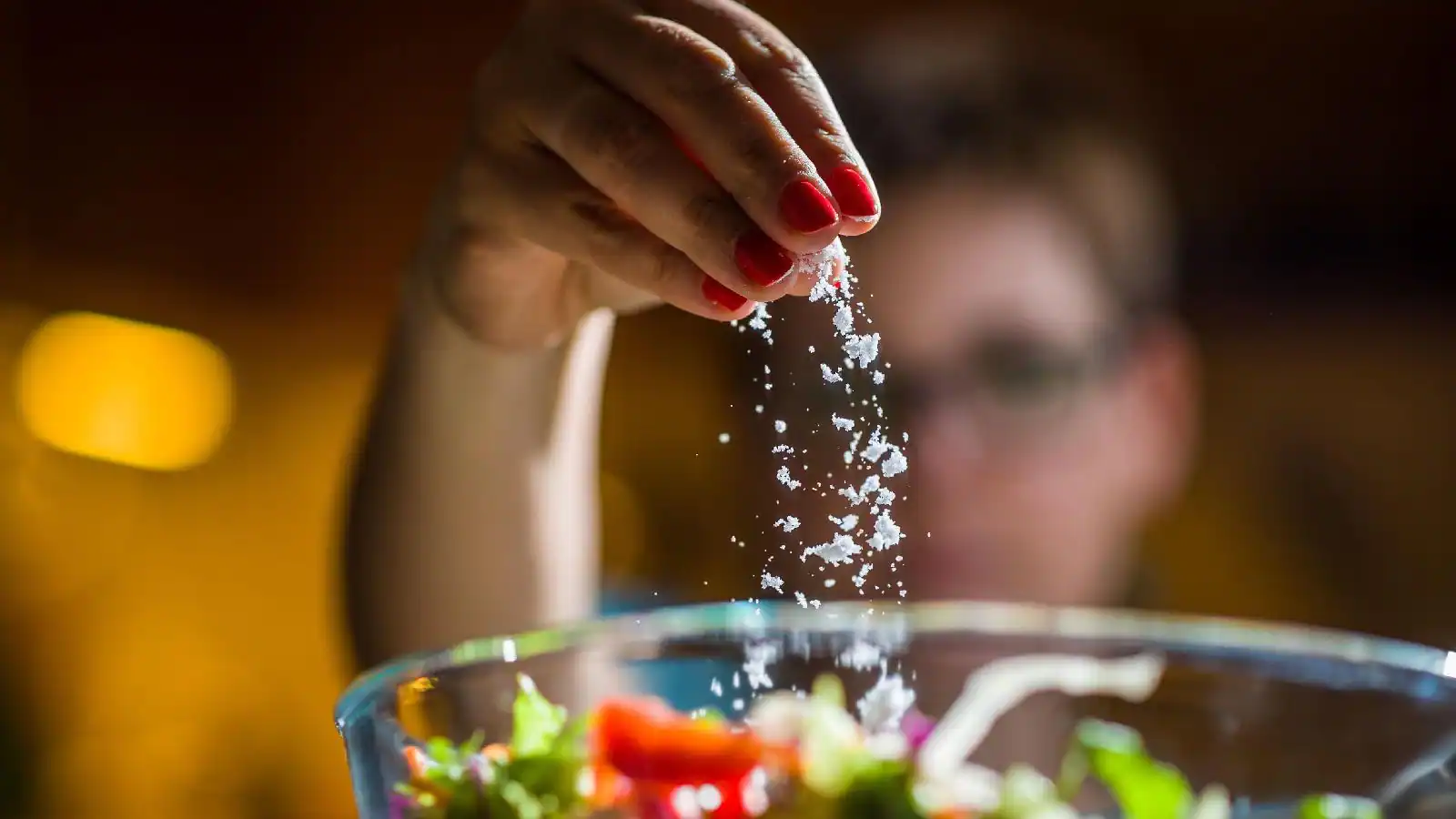 تقليل الملح الزائد في الطعام، دون التخلص منه تمامًا، هي طريقة ينبغي توصية المرضى بها".