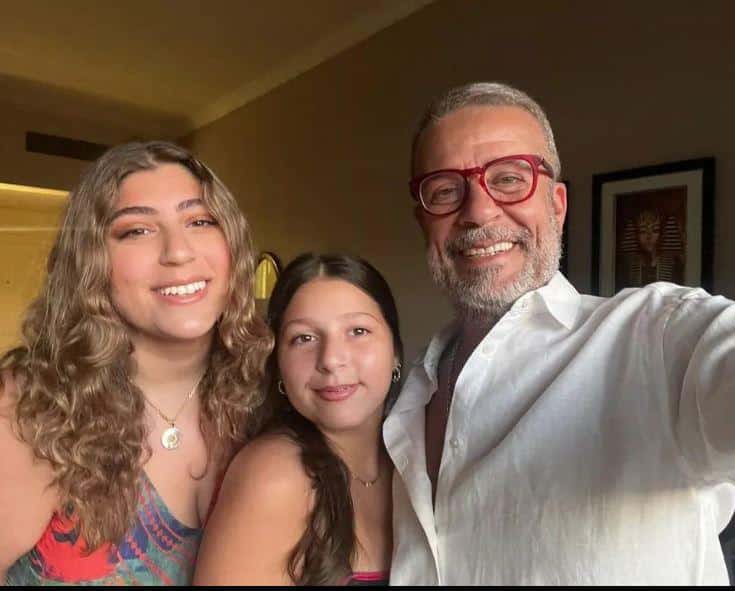 شريف منير يواجه فضيحة عائلية بعد صدام علني بين زوجته وابنتيه.. القصة كاملة! watanserb.com