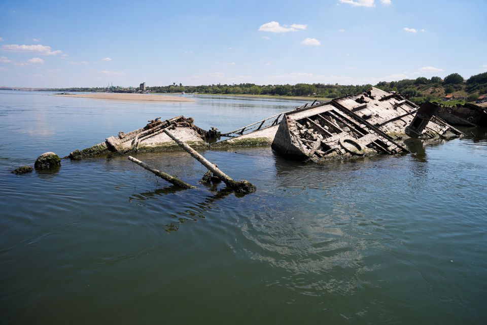 حطام سفينة حربية ألمانية من الحرب العالمية الثانية في نهر الدانوب