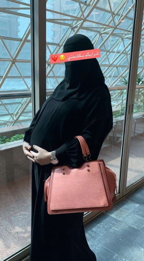 بدر خلف وهو يظهر حامل