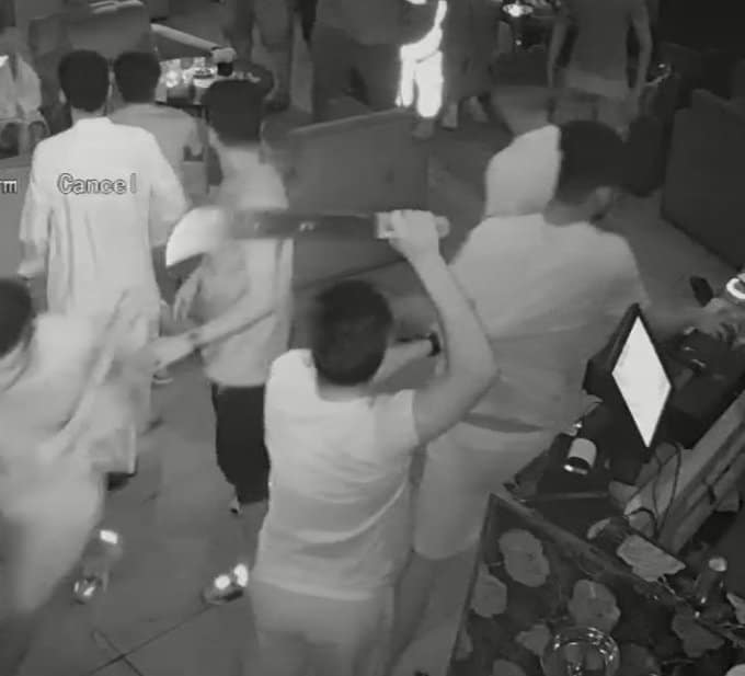 مشاجرة بالسواطير في أحد مقاهي الكويت تثير الغضب (فيديو) watanserb.com