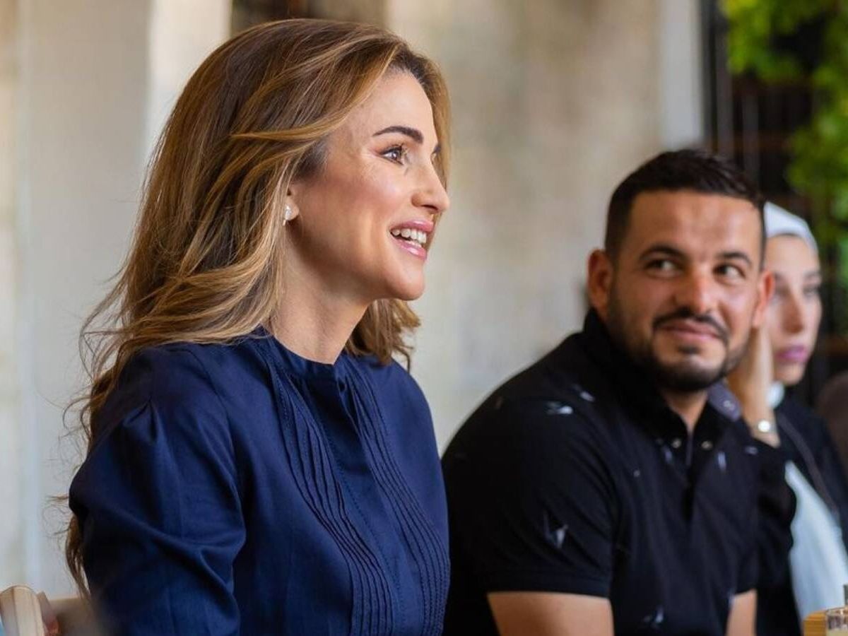 صحيفة إسبانية تكشف سعر فستان وحذاء الملكة رانيا المصنوع من جلد الغزال ارتدتهما في عيد ميلادها! (شاهد) watanserb.com