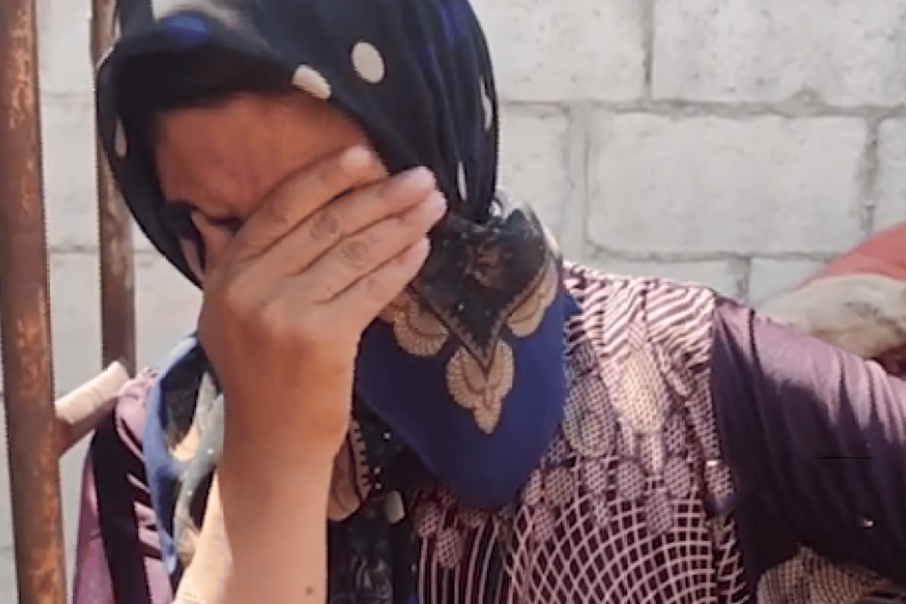أمّ سورية تبكي بحرقة بعد طردها watanserb.com