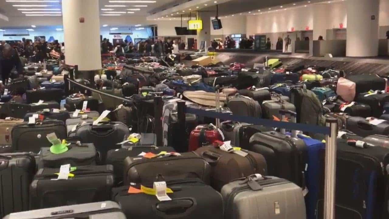 تكدس الحقائب في المطارات watanserb.com