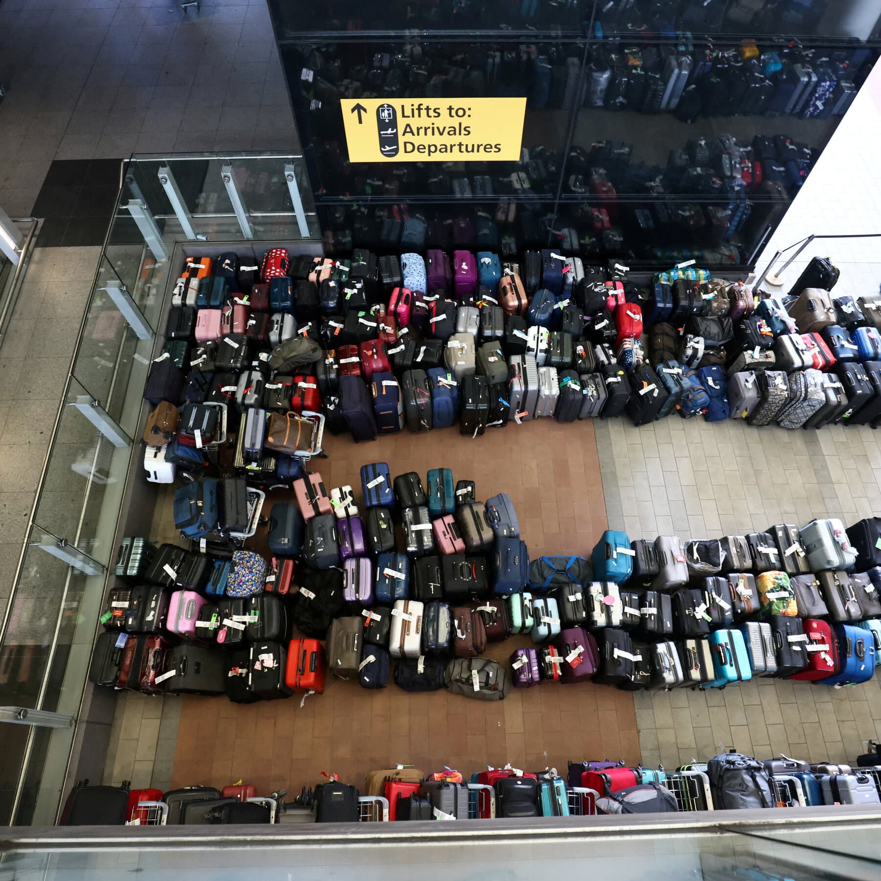 حقائب السفر في المطارات