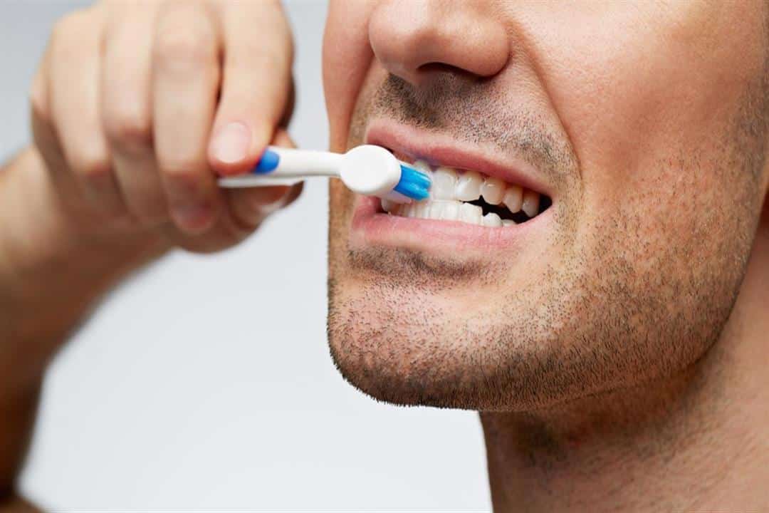 الإفراط في تفريش أسنانك له عواقب عديدة، وأهمها تضرر مينا الأسنان