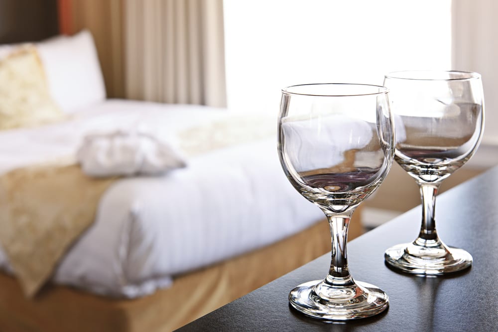 لماذا عليك تجنب استعمال الأكواب الزجاجية في غرف الفنادق؟ مضيفة تجيب watanserb.com