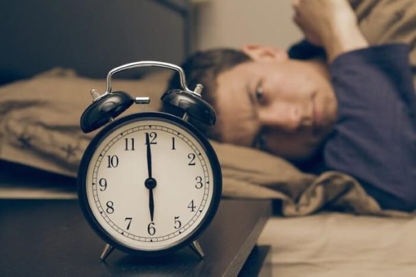 هل تنام بعد رنه المنبه؟ دراسة تحذر watanserb.com