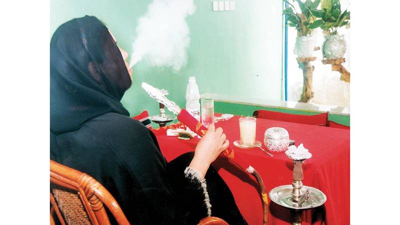 فتاة سعودية وتدخين الشيشة watanserb.com