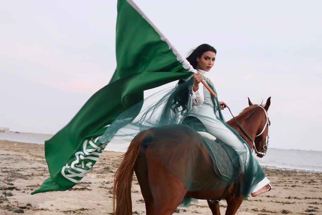 مروج الرحيلي تمتطي مهرة وتحتفل باليوم الوطني السعودي