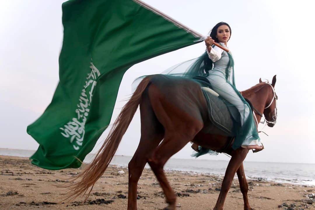 مروج الرحيلي تمتطي مهرة وتحتفل باليوم الوطني السعودي