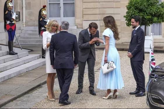 استقبال لافت جداً من الرئيس الفرنسي للملكة رانيا العبدالله.. وسر لون فستانها (شاهد) watanserb.com