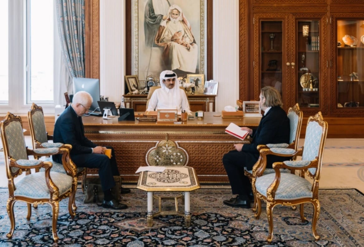 أمير قطر الشيخ تميم مع صحفيي مجلة لوبوان الفرنسية